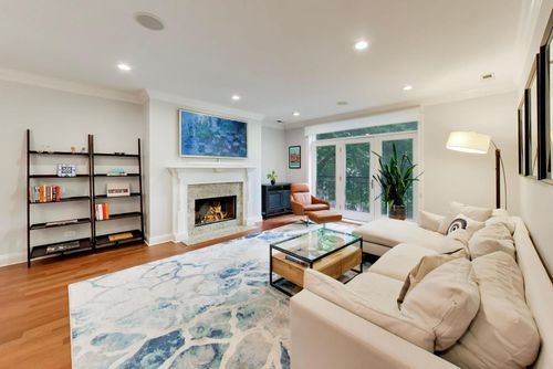 2e-844 W Roscoe St, Chicago, IL, 60657-8410 | Card Image