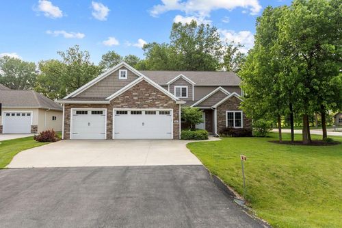 715 Terra Cotta Drive, NEENAH, WI, 54956 | Card Image