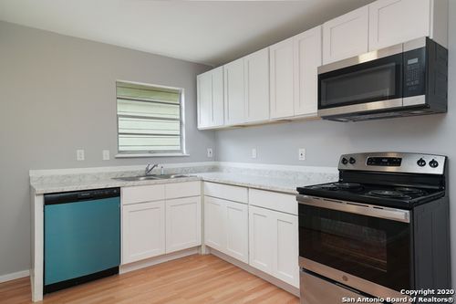 435 W Bedford Ave, San Antonio, TX, 78226-1203 | Card Image