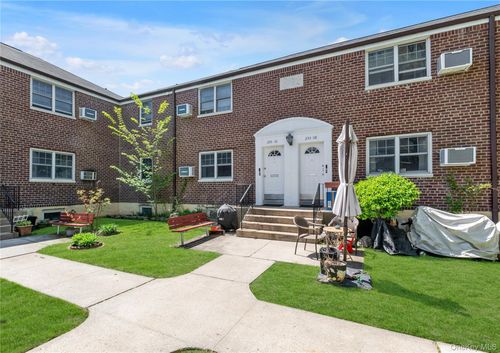 3-907-255-10 61st Ave, Little Neck, NY, 11362-2402 | Card Image