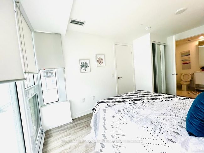 802 - 77 Shuter St, Condo with 2 bedrooms, 2 bathrooms and 1 parking in Toronto ON | Image 4