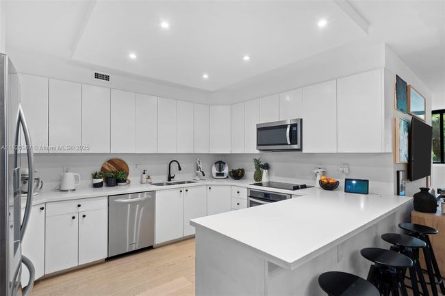 APT-237 - 141 Crandon Blvd, Condo with 3 bedrooms, 2 bathrooms and null parking in Key Biscayne FL | Image 6