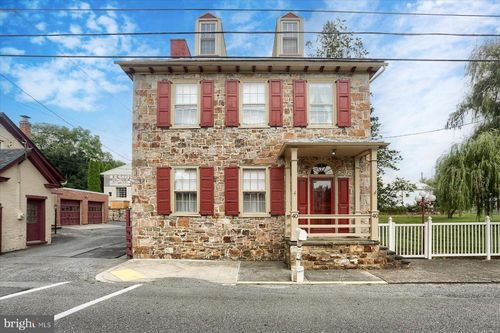 40 N Market St, MILLERSTOWN, PA, 17062-9573 | Card Image