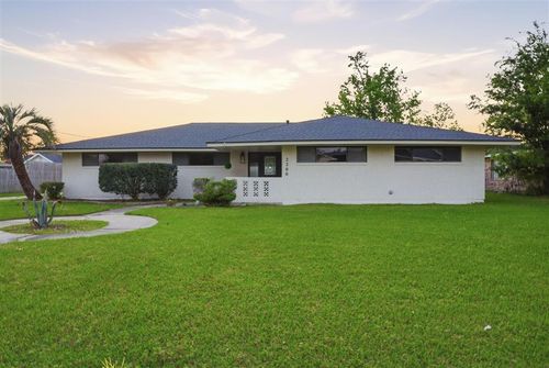 2200 Barbe Ct, Lake Charles, LA, 70601-9012 | Card Image