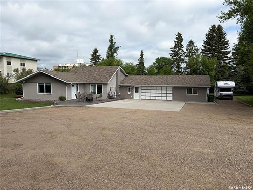 310 34 Th St W, House with 3 bedrooms, 2 bathrooms and 8 parking in Prince Albert SK | Card Image