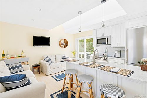apt-21-30 Little Neck Rd, Southampton, NY, 11968-4346 | Card Image