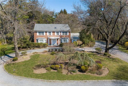 18 Quaker Ridge Rd, Glen Head, NY, 11545-3326 | Card Image