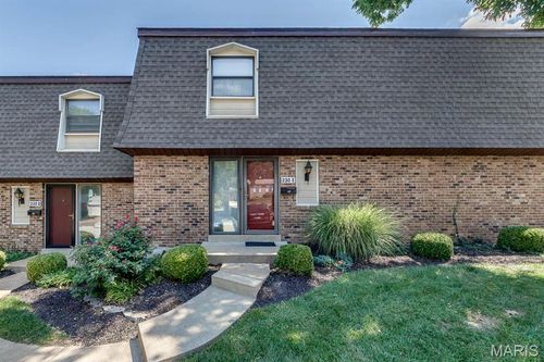 e-230 Braeshire Dr, Ballwin, MO, 63021-5677 | Card Image