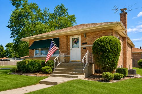 5325 Oak Center Dr, Oak Lawn, IL, 60453-3863 | Card Image