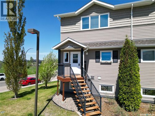 102-1022 Hampton Cir, Saskatoon, SK, S7R0K3 | Card Image