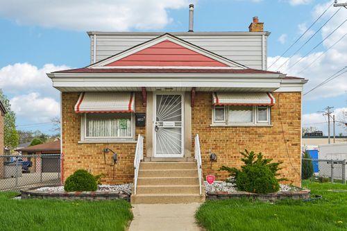 8853 S Troy Ave, Evergreen Park, IL, 60805-1228 | Card Image