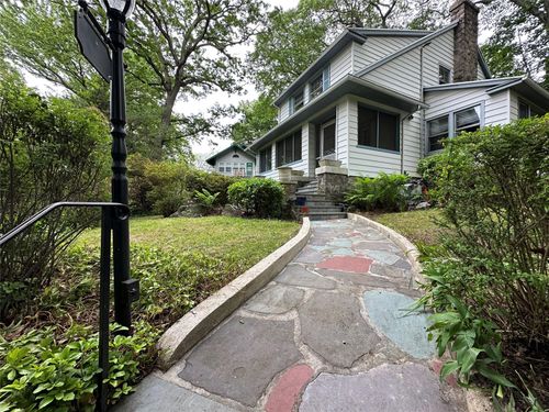 40 Pinebrook Dr, Larchmont, NY, 10538-2634 | Card Image
