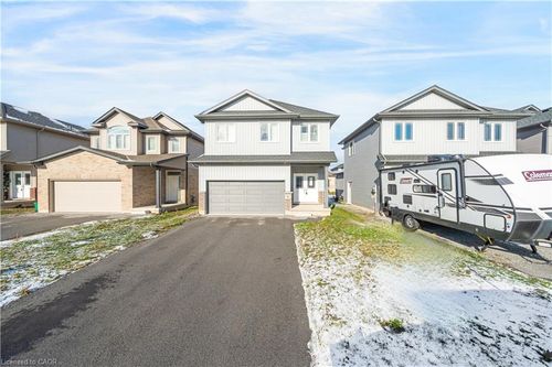 16 Bowman Cres, Thorold, ON, L2V0G3 | Card Image
