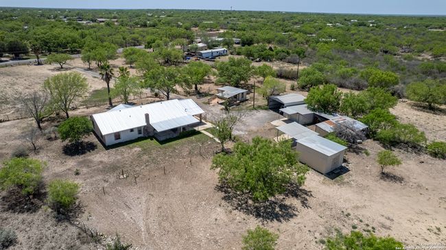 1390 Windmill Rd, House other with 2 bedrooms, 2 bathrooms and null parking in Uvalde TX | Image 41