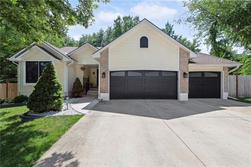 1311 Se Eastridge Cir, Blue Springs, MO, 64014-3445 | Card Image