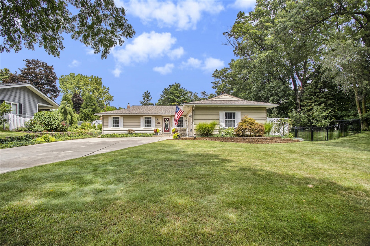 Hills Dr, Battle Creek, MI 49015