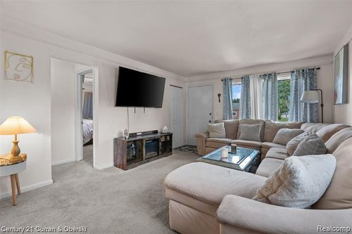 4630 Pelham St, Dearborn Heights, MI, 48125-3125 | Card Image