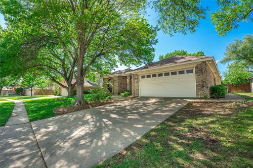 804 Park Hill Dr, Euless, TX, 76040-3946 | Card Image
