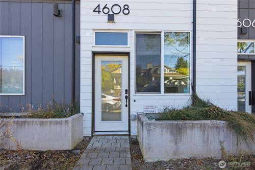 4608 Woodland Park Ave N, Seattle, WA, 98103-6656 | Card Image