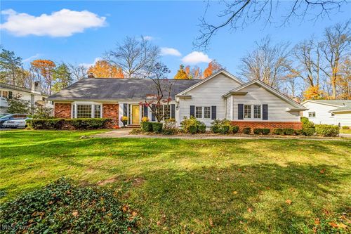 754 Oakwood Dr, Gates Mills, OH, 44040-9623 | Card Image