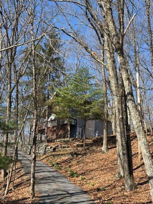 120 Swallow Ct, Bushkill, PA, 18324-8733 | Card Image