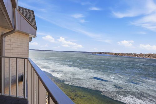130 W Wisconsin Ave, Pewaukee, WI, 53072-3470 | Card Image