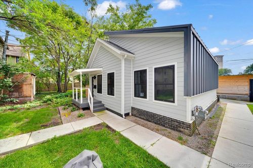 2221 Wabash St, Detroit, MI, 48216-1516 | Card Image