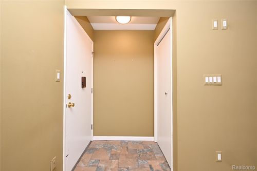 apt-410-2820 Woodslee Dr, Royal Oak, MI, 48073-2942 | Card Image