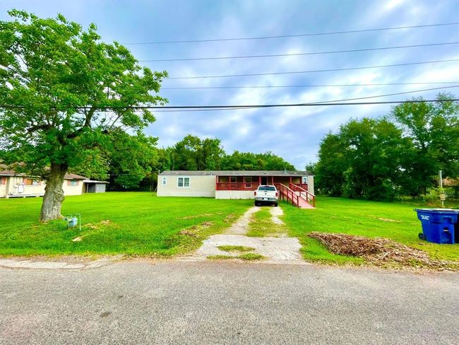 So much outdoor space to play catch or just have some good ole family bbq's | Image 6