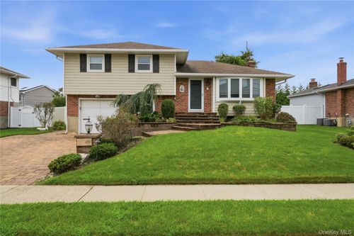 14 Oak Dr, Plainview, NY, 11803-2716 | Card Image