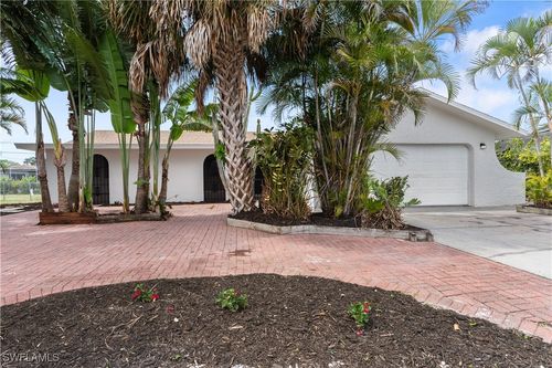8925 Dorchester St, Fort Myers, FL, 33907-5910 | Card Image