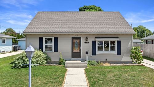 3323 S 11th St, Sheboygan, WI, 53081-6927 | Card Image