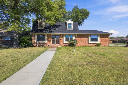 9447 E 40th Pl, Tulsa, OK, 74145-3712 | Card Image