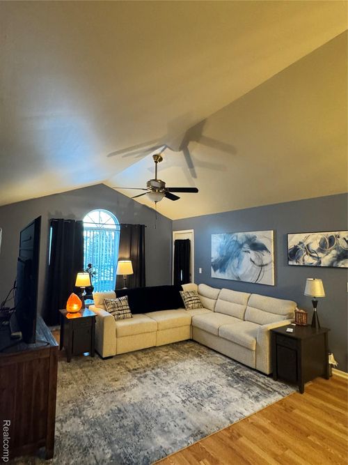 4165 Berkshire Dr, Sterling Heights, MI, 48314-1231 | Card Image