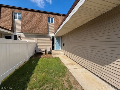 9274 Willow Ln, Olmsted Falls, OH, 44138-2642 | Card Image
