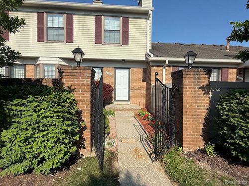 38926 Country Cir, Farmington Hills, MI, 48331-1030 | Card Image