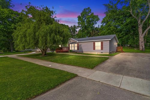 880 N East St, Fenton, MI, 48430-1518 | Card Image