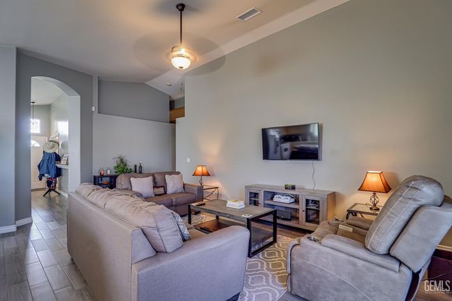 10207 Bay Colony Dr, House other with 3 bedrooms, 2 bathrooms and null parking in Bakersfield CA | Image 16