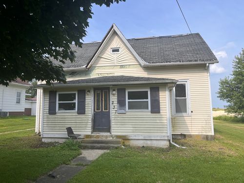 237 N Main St, Roberts, IL, 60962-8056 | Card Image