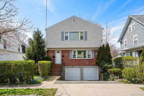 425 First Ave, Pelham, NY, 10803-1104 | Card Image