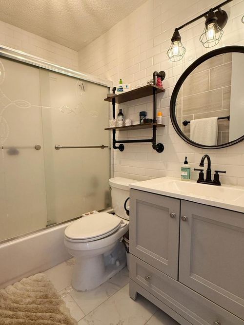 a15d-3925 Triumvera Dr, Glenview, IL, 60025-3875 | Card Image