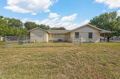 527 S Galloway Avenue, House other with 3 bedrooms, 2 bathrooms and null parking in Mesquite TX | Image 3