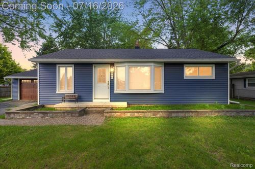 986 Gill St, Oxford, MI, 48371-4526 | Card Image