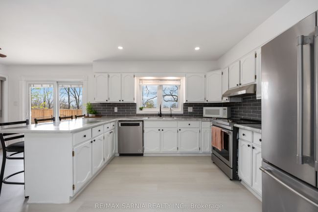 12 Sunset Ave, House other with 5 bedrooms, 2 bathrooms and 8 parking in Warwick ON | Image 14