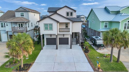 425 Amanda Cir, Tiki Island, TX, 77554-8170 | Card Image