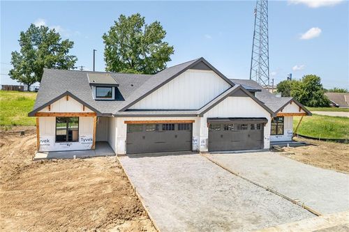 1404 Country Ln, Saint Joseph, MO, 64506 | Card Image