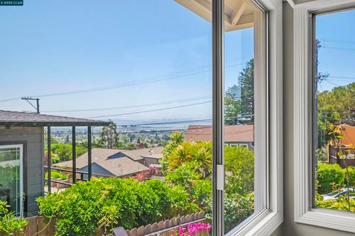69 Stratford Rd, Kensington, CA, 94707-1241 | Card Image