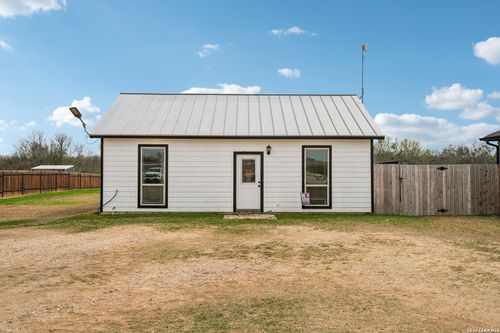 325 Las Palomas Dr, Lytle, TX, 78052-3576 | Card Image