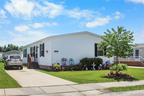 9854 Townsquare Blvd, Fenton, MI, 48430-8219 | Card Image