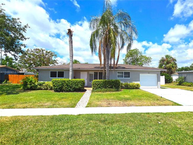 909 Sw 9th Ave, Home with 3 bedrooms, 2 bathrooms and null parking in Boca Raton FL | Image 1